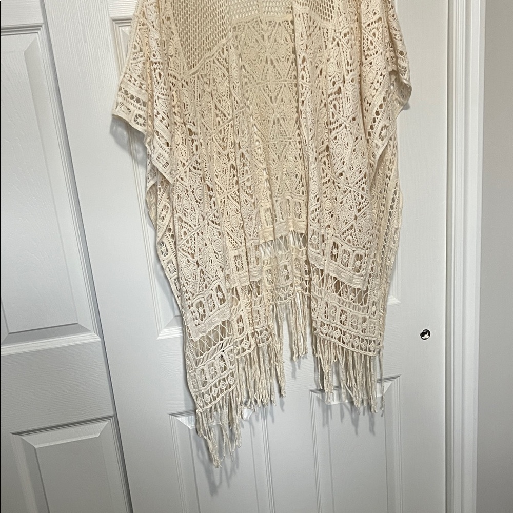 ✔️Torrid Cream Crochet Fringe Kimono Cape, EUC - Picture 3 of 11